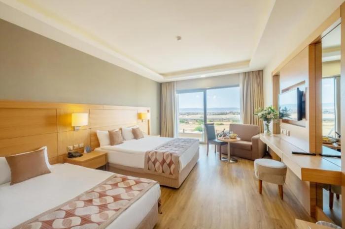 Salamis Bay Conti Resort Hotel & Casino Famagusta (Northern Cyprus) Quarto foto A room at the hotel